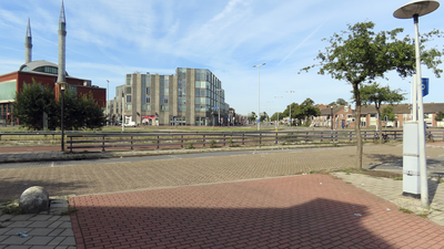 908316 Overzicht van een deel van het Westplein en het begin van de Vleutenseweg, vanaf de Blekerstraat te Utrecht, met ...